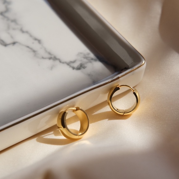 💕18K Gold Plated Emma Hoop Earrings - Picture 2 of 7